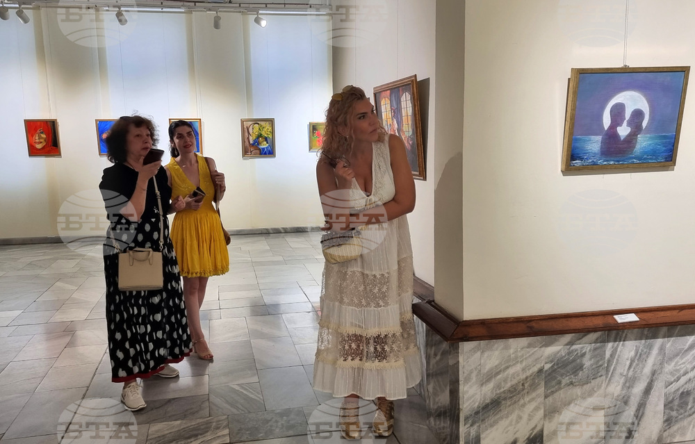 Румънската кураторка Адина Молдова подреди изложба в Художествена галерия - Добрич