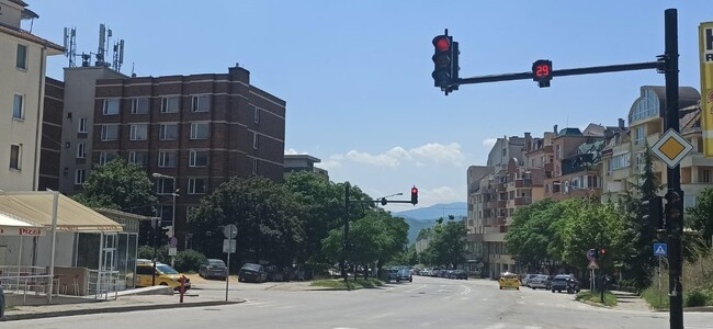 Община Благоевград: Комисията по безопасност на движението към Община Благоевград редуцира престоя на светофара при кръстовището от улиците „Славянска", „Александър фон Хумболт" и „Дойран"