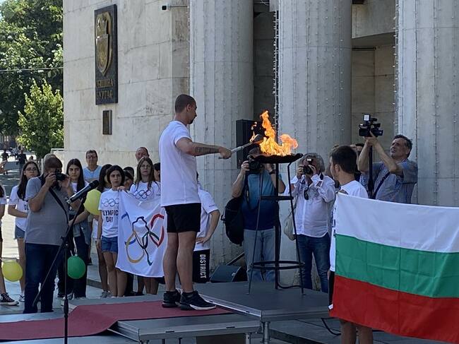 Златният медалист от Младежките олимпийски игри в Буенос Айрес Панайот Димитров запали олимпийския огън в Бургас