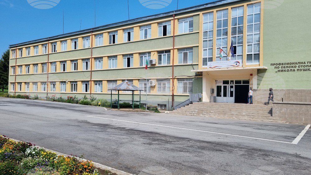 Професионална гимназия от Попово успешно усвоява европейски средства в полза на екипа и учениците, коментира директорът на училището