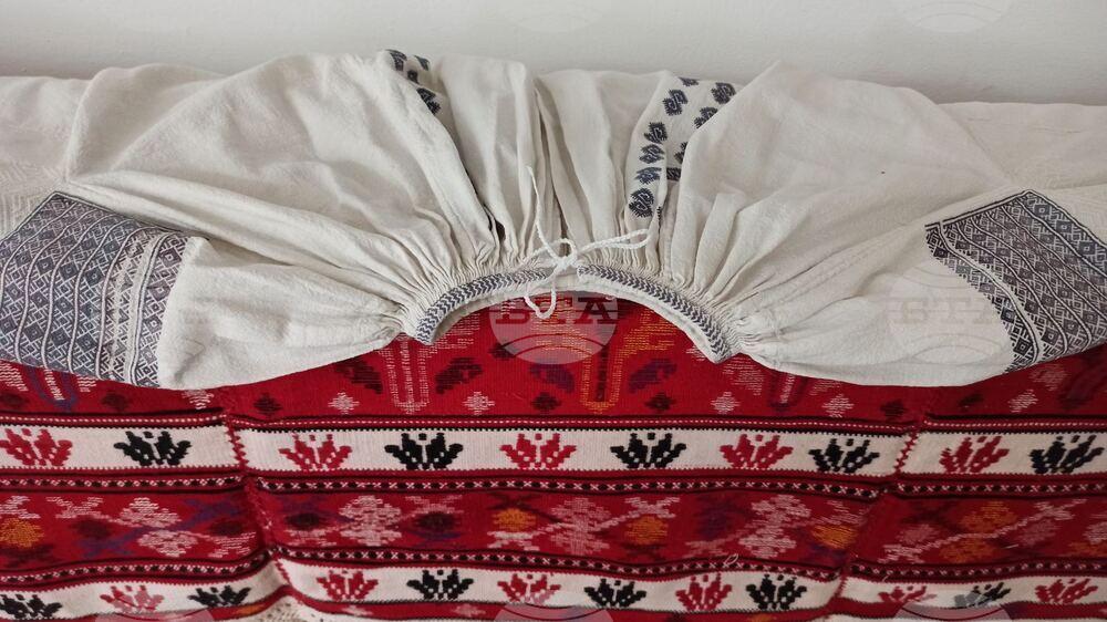 Румъния - 24 юни - Световен ден на румънската ия – традиционната румънска блуза с шевици