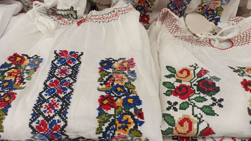 Румъния - 24 юни - Световен ден на румънската ия – традиционната румънска блуза с шевици