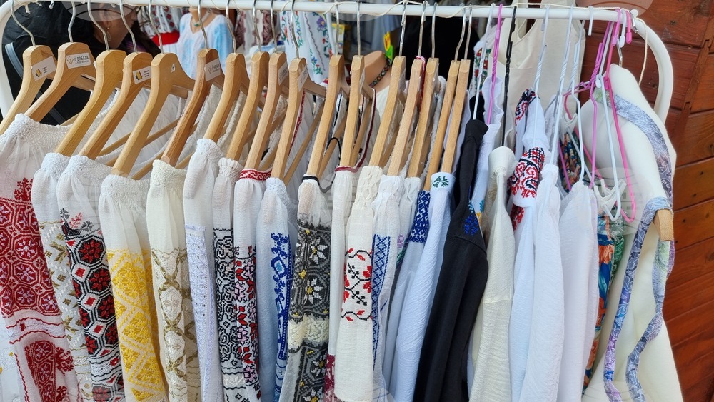 Румъния - 24 юни - Световен ден на румънската ия – традиционната румънска блуза с шевици