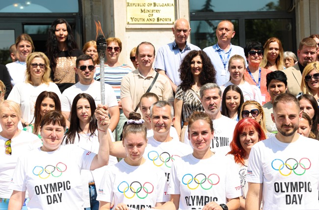 Министерство на младежта и спорта: Министър Димитър Илиев посрещна факелната щафета с олимпийския огън