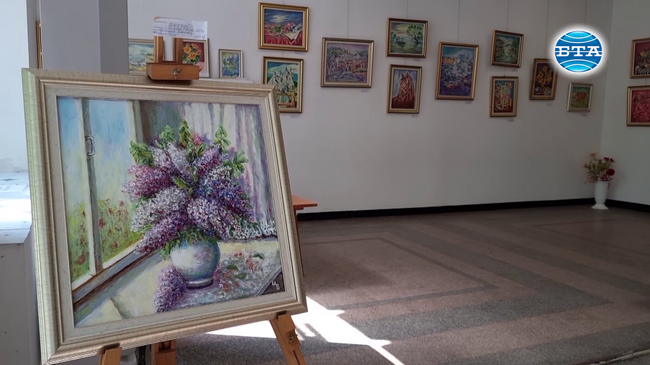 Три художнички представят водата, маковете, есента и залеза в съвместна изложба в Русе