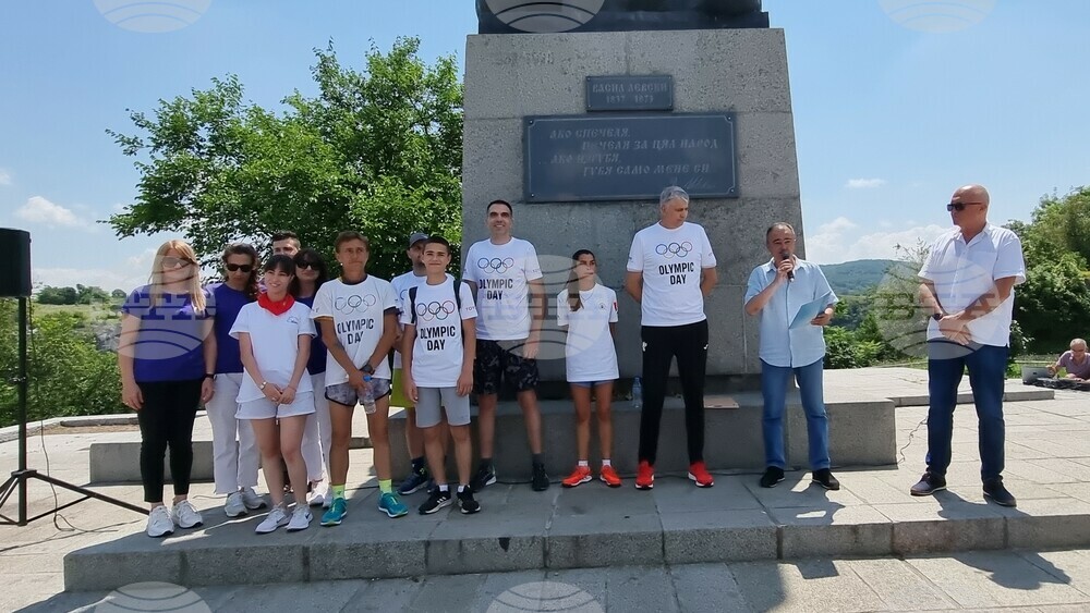 Днешният международен олимпийски ден в Ловешко се отбеляза със символично факелно пренасяне на олимпийския огън от Ловеч до Троян