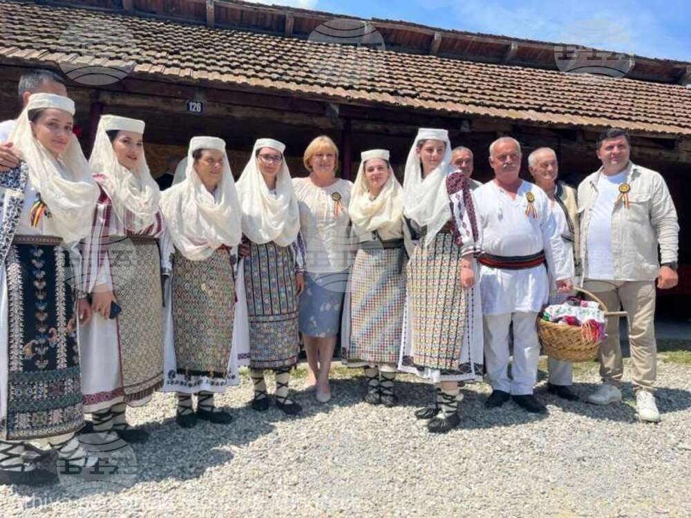 Аджерпрес: Дамите от Костещ, фолклорният ансамбъл с най-уникалната носия в Олтения