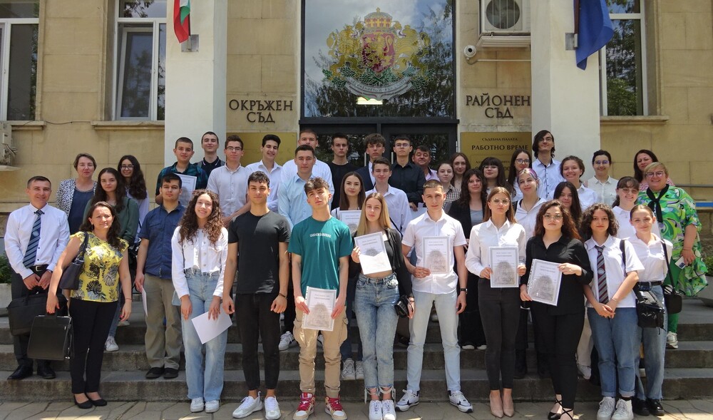 Окръжен съд – Разград: Ученици от четири паралелки на Математическата гимназия осъдиха двама непълнолетни в симулиран съдебен процес