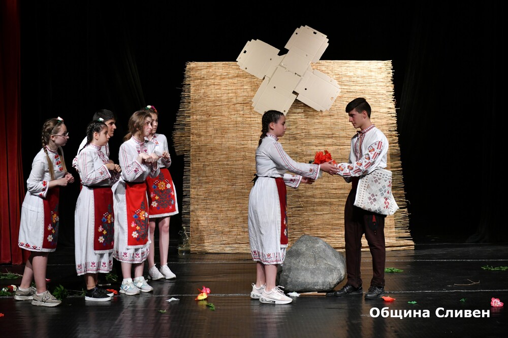 Община Сливен: Фестивалът „Сцена под Сините камъни“ в Сливен отново събра млади театрали от страната