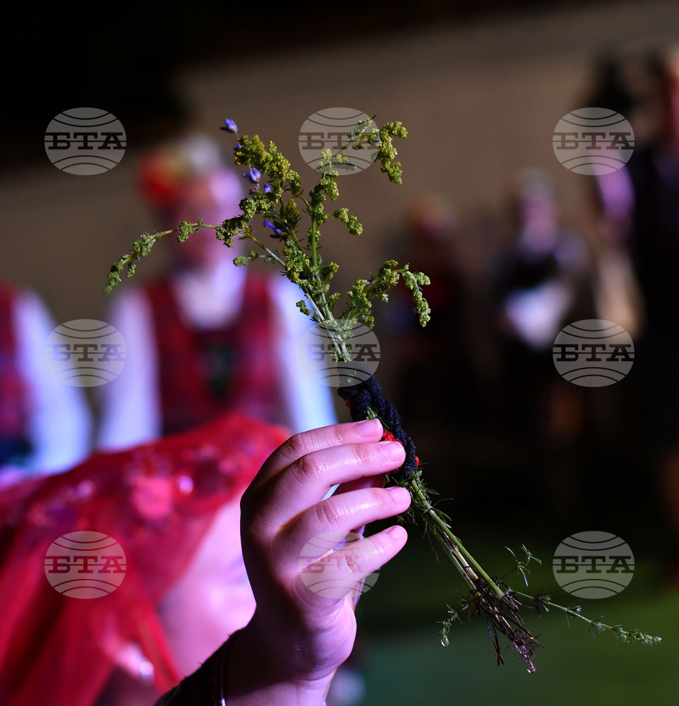 Разградска фондация предизвиква ученици да разтворят старите фото албуми и да разкажат за забравени български обичаи