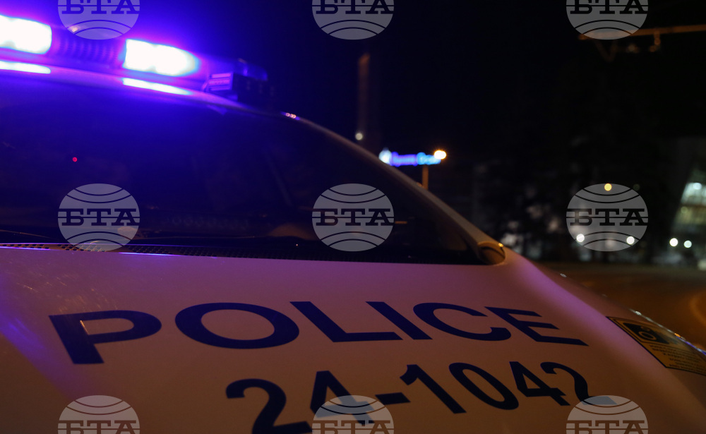 Временно движението в едната активна лента на автомагистрала „Струма“ при 9-ти км в посока Перник е ограничено заради изоставено ремарке на камион