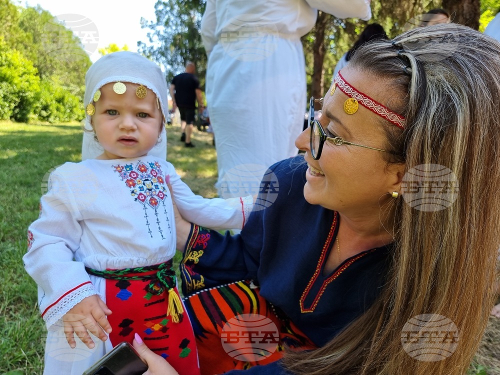 На Еньовден стотици се събраха на фестивал на народната носия край Ямбол
