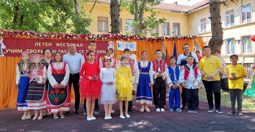 Празниците и обичаите на етносите показаха децата от училището в исперихското село Тодорово