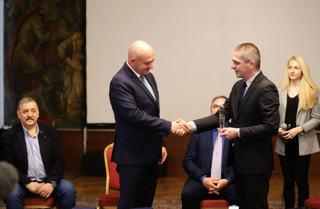 Началникът на ВМА с признание от граждани за битката с COVID-19