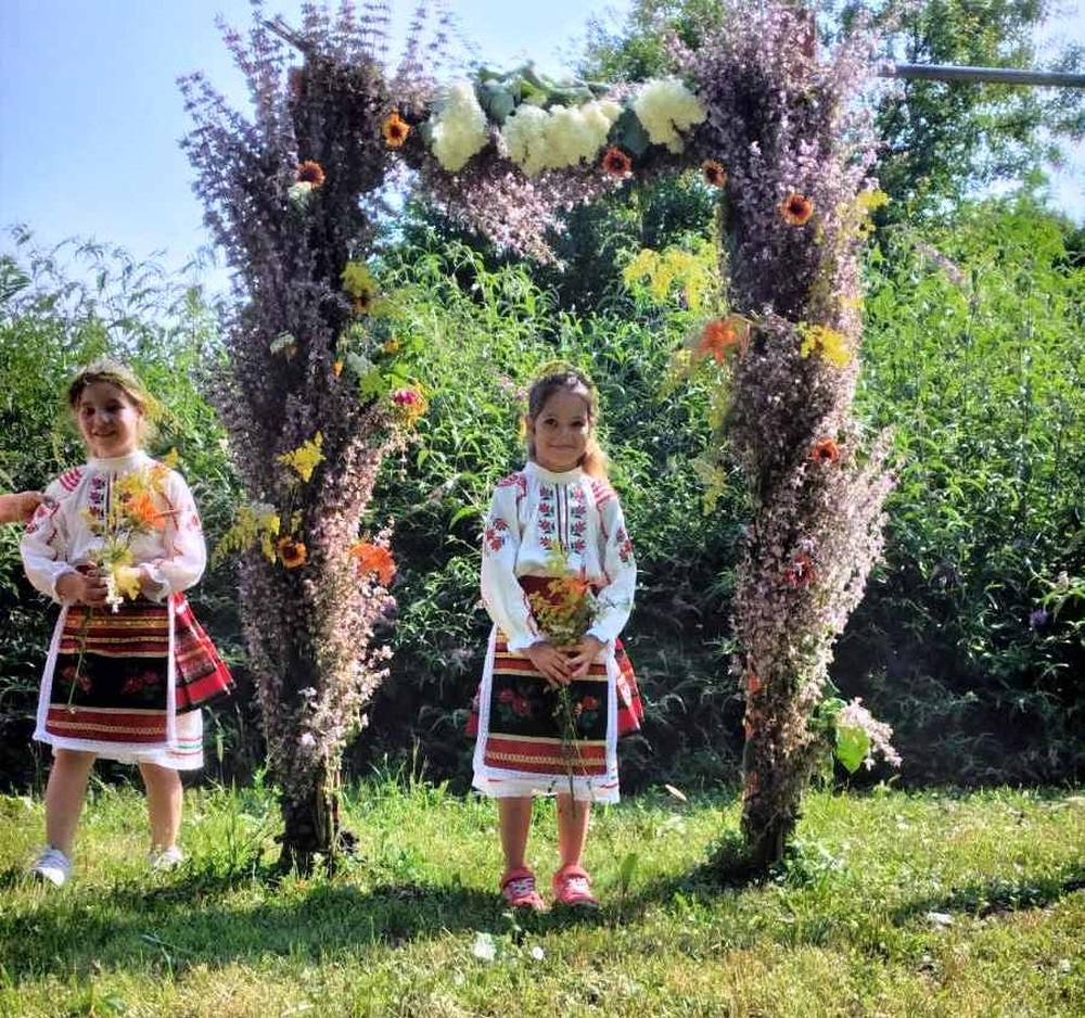 Община Ловеч: Еньовден събра две читалища в Ловешко билки да берат 