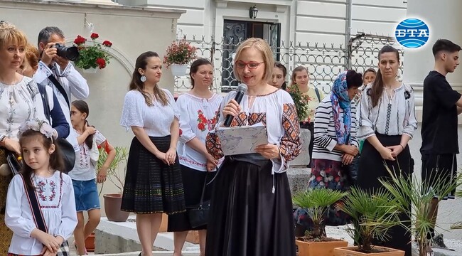 Десетки румънци отидоха на църква, облечени с традиционните си блузи с бродерии