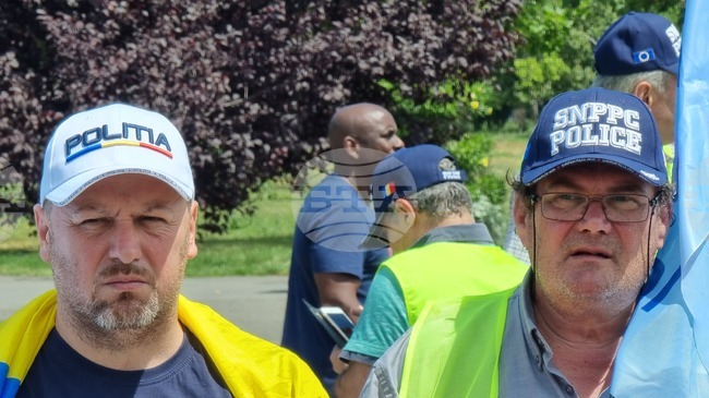 Румъния - полицаи и военни - протест