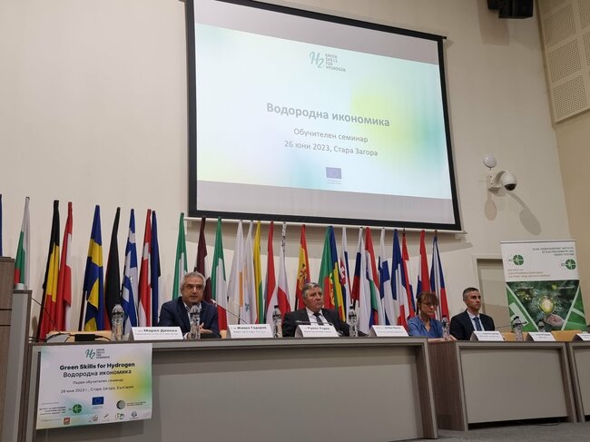 Министърът на енергетиката Румен Радев изнесе лекция в първия обучителен семинар "Водородна икономика" в Стара Загора