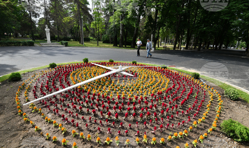 Разград - часовник от цветя