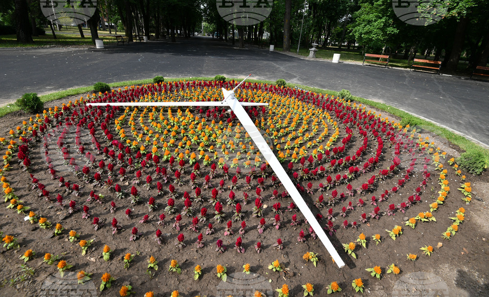 Разград - часовник от цветя