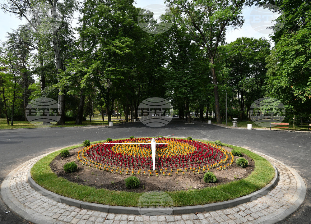 Разград - часовник от цветя