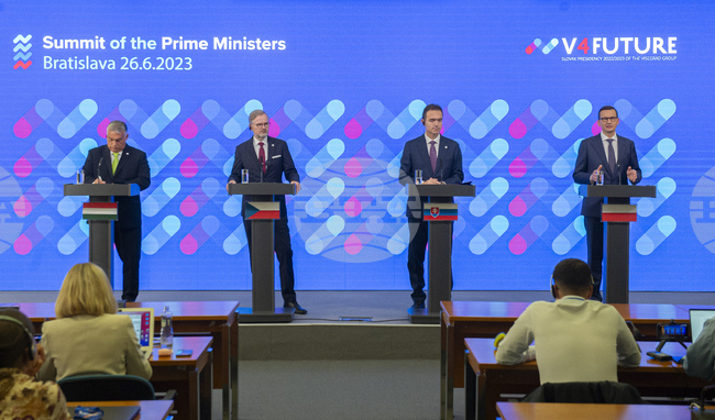 Социологическо проучване разкрива как се отнасят жителите на страните от Вишеградската четворка към големите световни сили