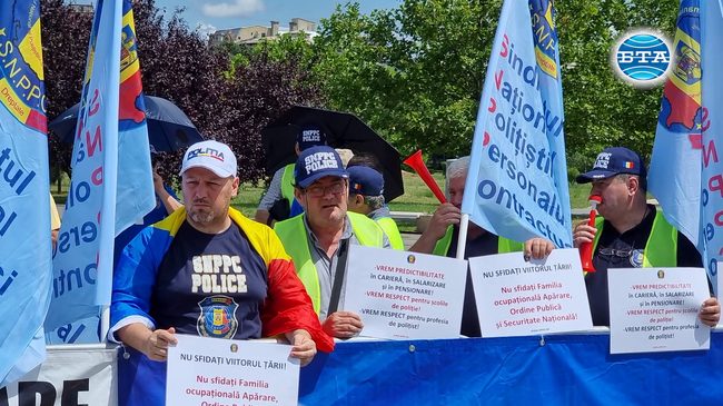 Полицаи и военни протестираха пред парламента в Букурещ