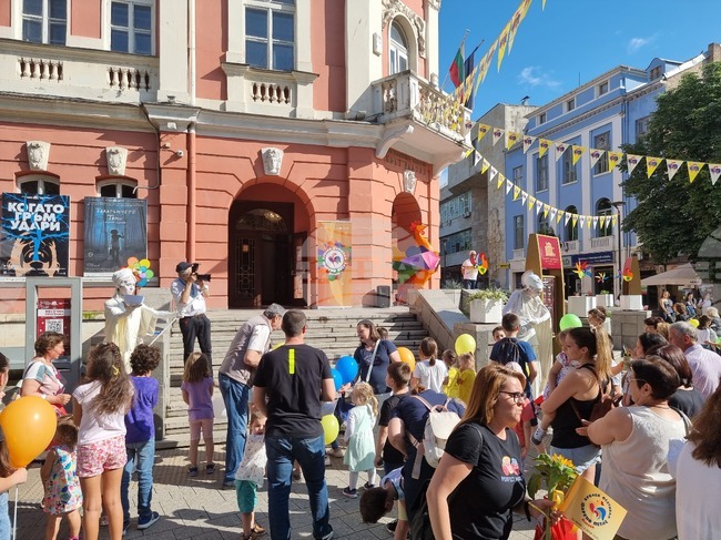 Плевен - фестивал "Шарено петле" - куклено изкуство