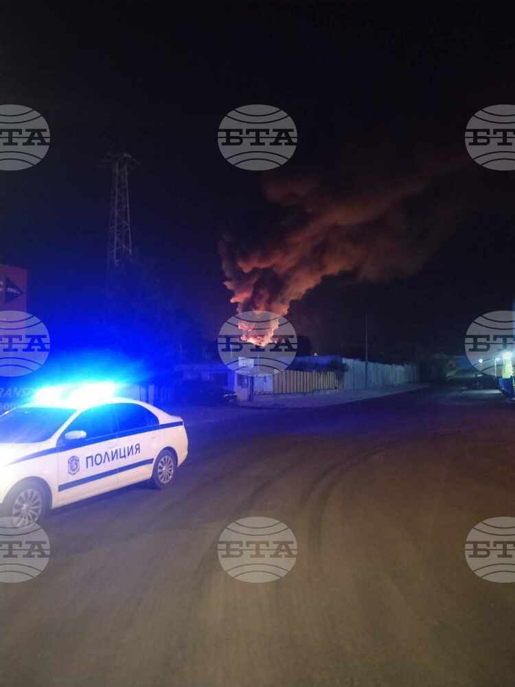 Печатница изгоря в Шумен, спасени от опожаряване са предприятия в съседство