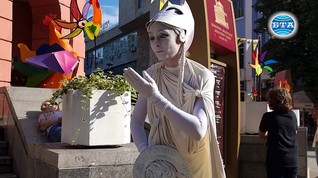 Международният фестивал за куклено изкуство "Шарено петле" в Плевен започна с интерактивна изложба и "живи статуи"