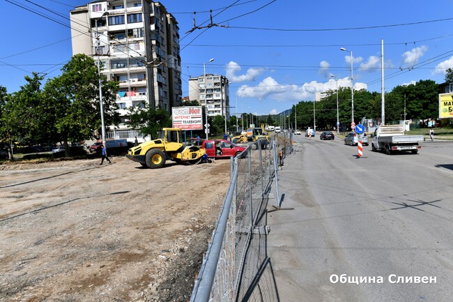 Община Сливен: Изграждането на новото кръгово движение се извършва по график
