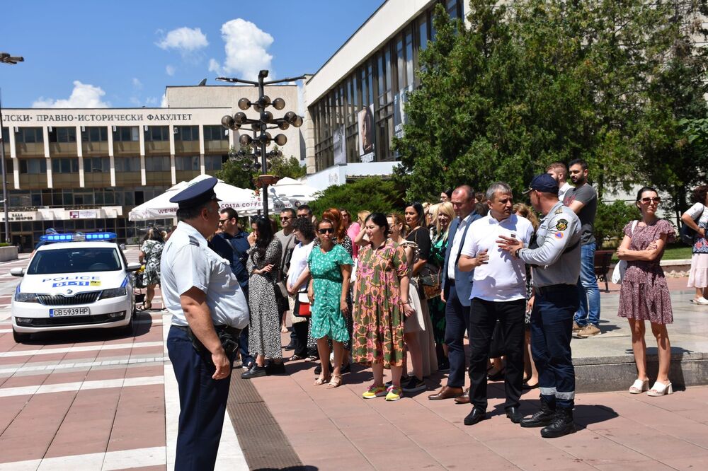 При мащабно учение за реакция в кризисни ситуации евакуираха служители и граждани от сградата на Община Благоевград, бяха спасени и човешки животи. Кметът Илко Стоянов: Подобни мероприятия са изключително полезни, участниците вече знаят как се реагира при пожар