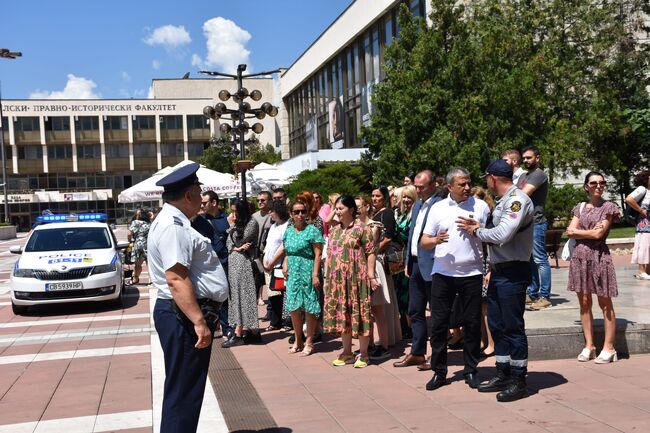 При мащабно учение за реакция в кризисни ситуации евакуираха служители и граждани от сградата на Община Благоевград, бяха спасени и човешки животи. Кметът Илко Стоянов: Подобни мероприятия са изключително полезни, участниците вече знаят как се реагира при пожар