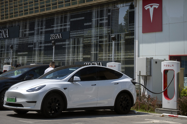 "Тесла" изтегля над 1,6 милиона автомобила от Китай за корекции на автономното управление и ключалките на вратите