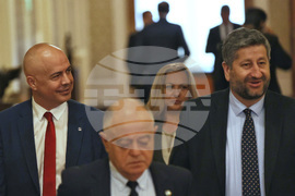 Парламент - кулоари - депутати