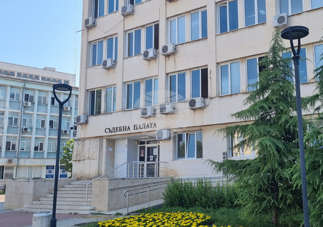 Съдът в Търговище постанови постоянен арест за 19-годишен младеж, отнел две коли и нарушил мярка за неотклонение