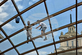 Зона “Ларго” - стъклени куполи - почистване