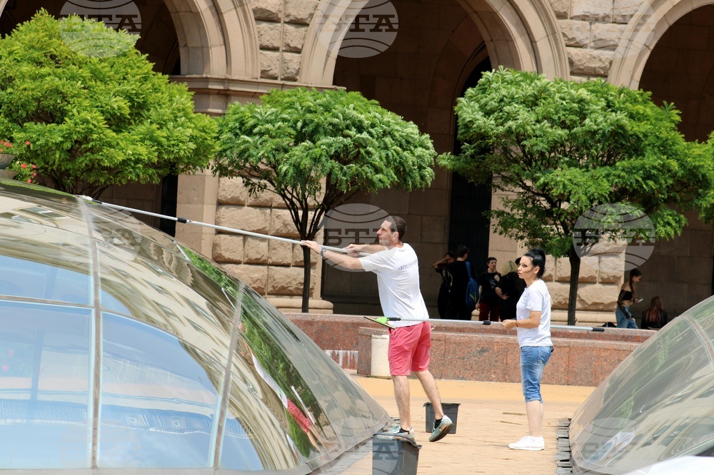 Зона “Ларго” - стъклени куполи - почистване