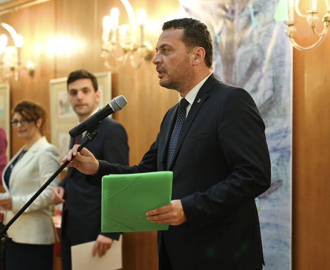 По инициатива на Иван Ченчев: В Народното събрание показаха детски еко-рисунки и отличиха директори в кампанията “Децата на България и бъдещето на планетата”