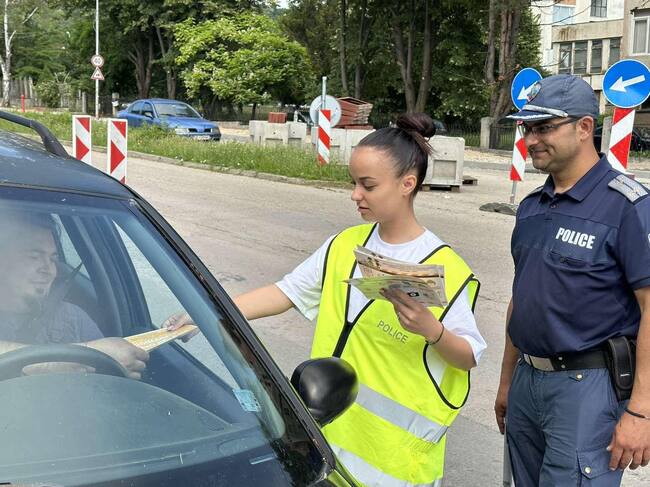 В Ловеч се провежда акция по пътна безопасност „Ваканция! Да пазим децата на пътя!“