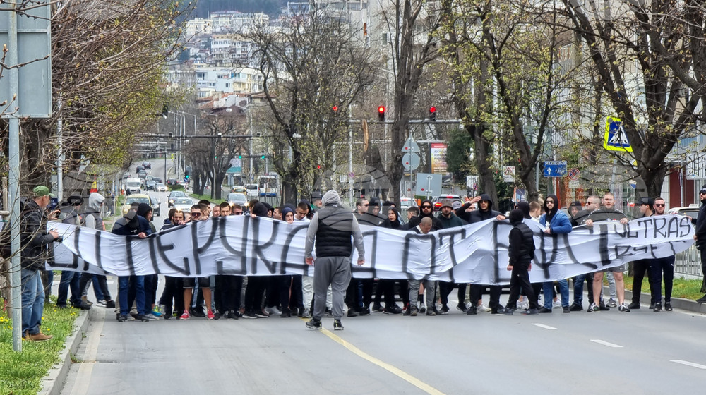 Варна - футболни фенове - протест