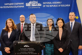 Парламент  - Възраждане - брифинг