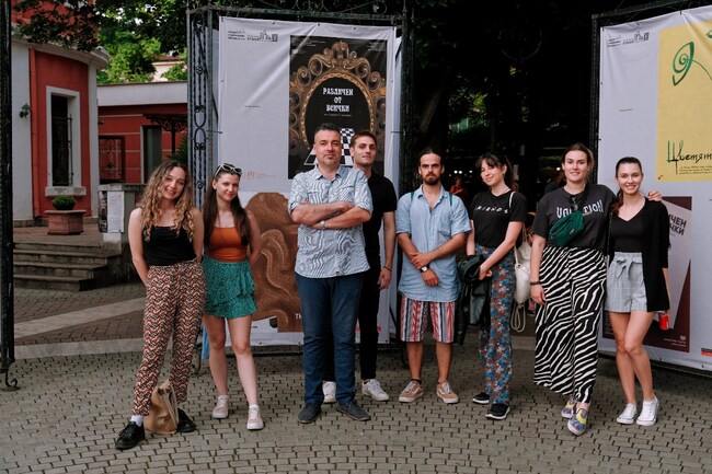 Община Хасково: Абсолвентите от специалност “Плакат и визуална комуникация” в НХА на „Сцена на края на града“ 