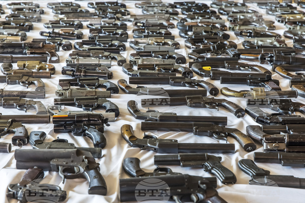 Трима души бяха задържани, а десет други се разследват в рамките на операция по изземане на оръжия в Хърватия