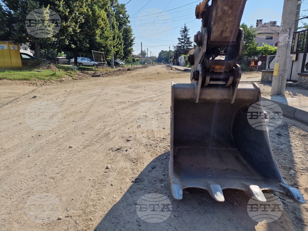 Община Карлово ремонтира улици и тротоари в Баня за малко над един милион лева