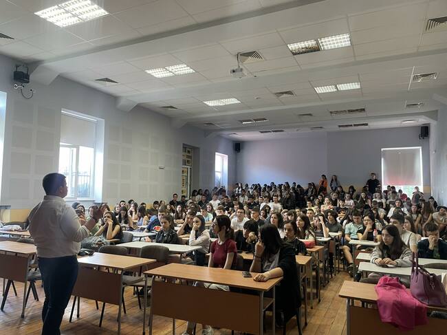 Община Ловеч: Ученици от Езиковата гимназия в Ловеч слушат презентация на прокурор