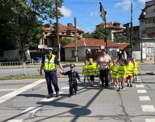 МВР: Служители на Пътна полиция от СДВР и областните дирекции в страната се включиха в инициативи за повишаване на грижата и ангажираността на обществеността към сигурността на пътя
