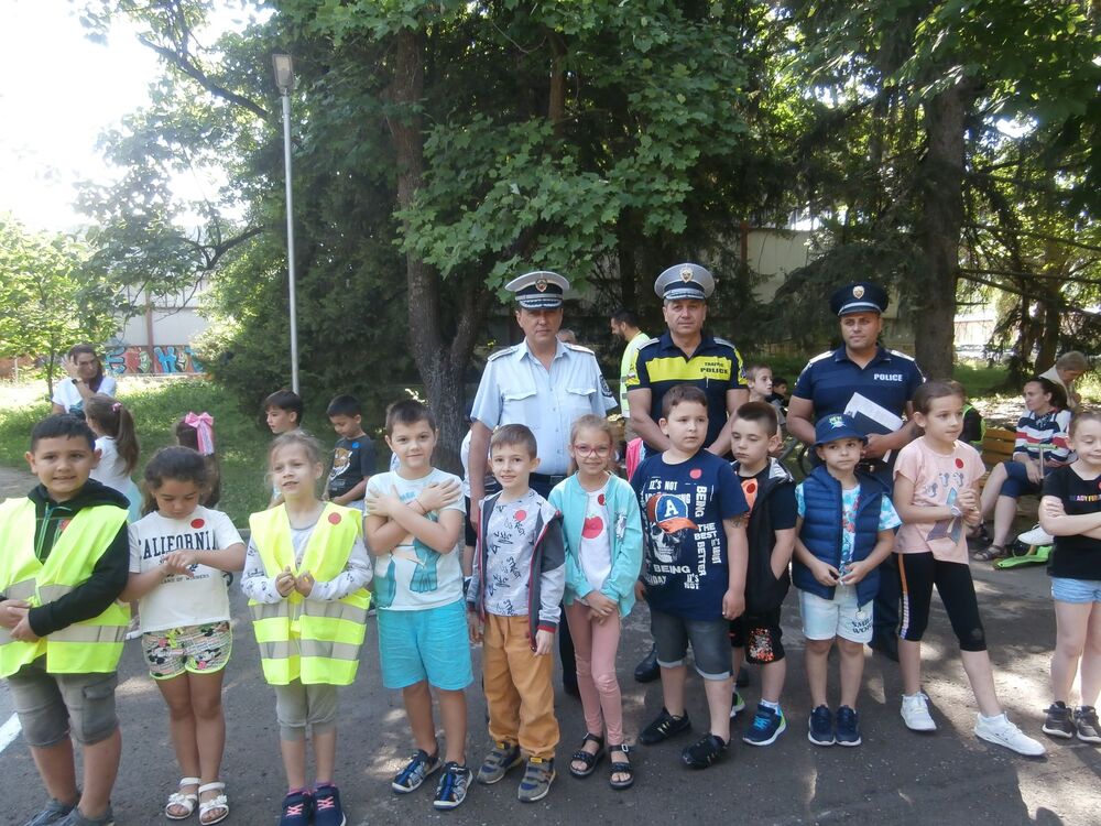 ОДМВР-Търговище се включи като партньор в жизнерадостна превантивна инициатива с деца послучай Деня на безопасността на движението по пътищата