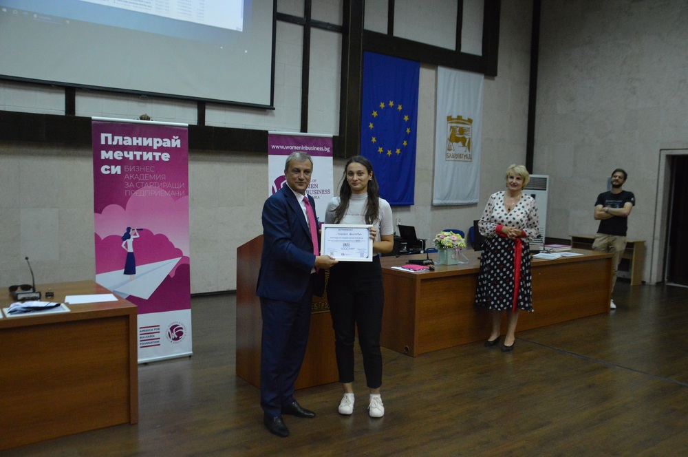 Община Благоевград: Бизнес академия BASE отличи най - успешните начинаещи предприемачи в Благоевград, кметът Илко Стоянов връчи специалната награда