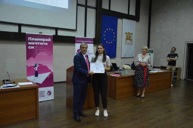 Община Благоевград: Бизнес академия BASE отличи най - успешните начинаещи предприемачи в Благоевград, кметът Илко Стоянов връчи специалната награда